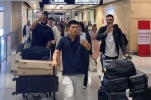 罗马尼亚国脚中卫布尔卡抵达昆明，云南玉昆球迷热情接机